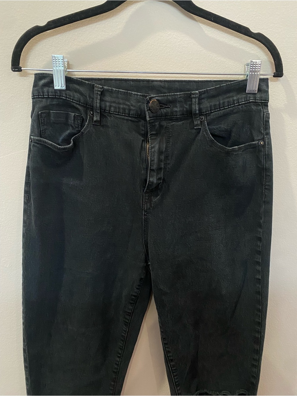 BDG Twig High-Rise Black Skinny Jeans with Distressed Knees - Picture 3 of 6